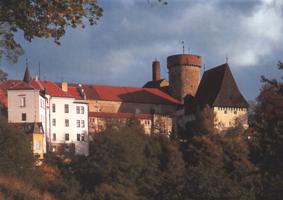 Bechyňská brána v sousedství raně gotické válcové věže hradu Kotnov.
